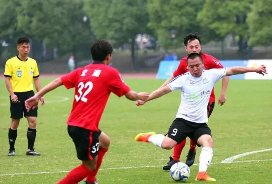 包含赛地聚焦：国王杯冲刺阶段热度飙升；皇家社会刷新队史纪录；球迷炸锅；赛程密集仍需轮换的词条