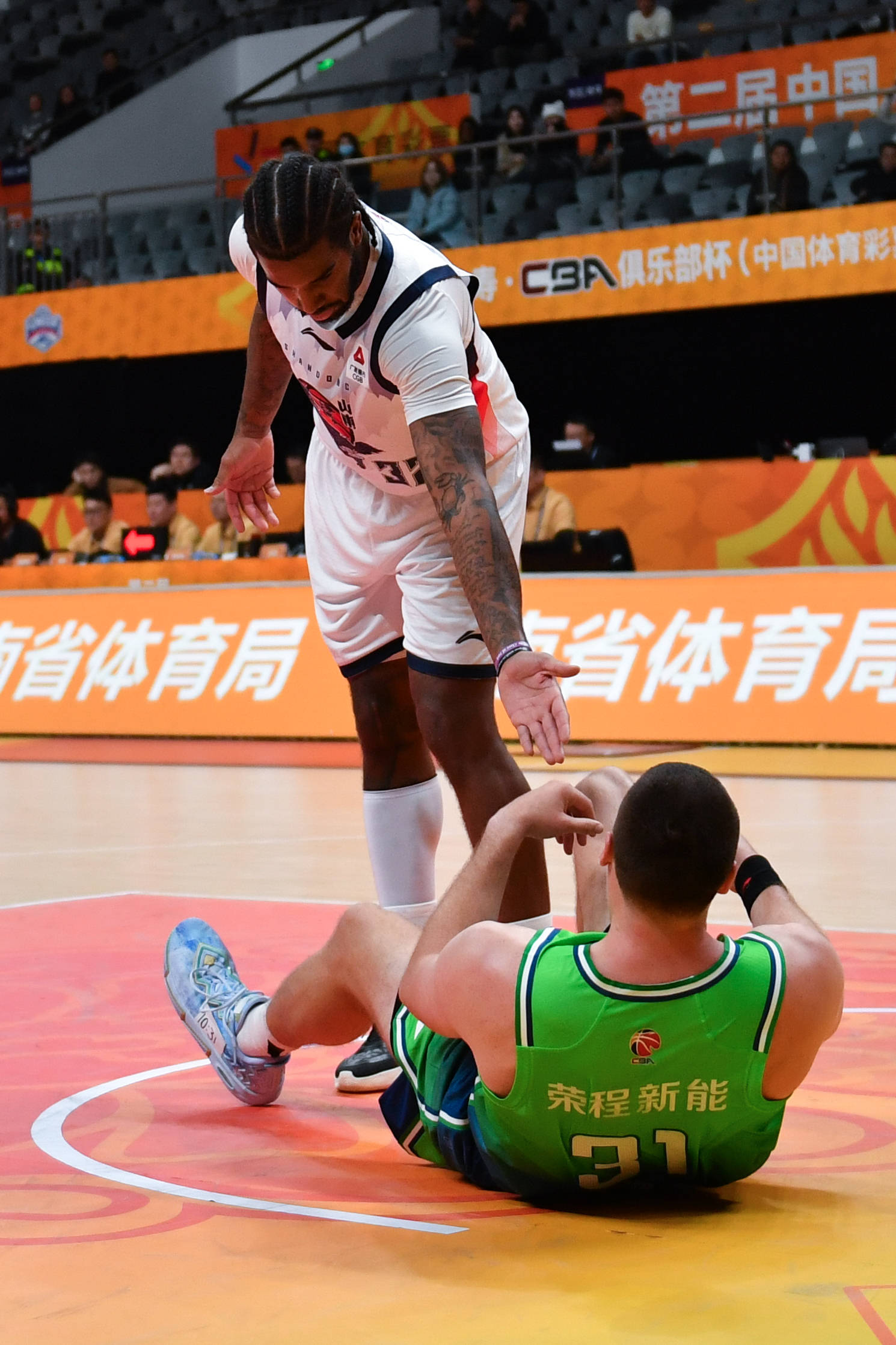 太狠了！杜兰特在中国队比赛中刷新纪录赛后山东男篮备战CBA常规赛，国际比赛日那不勒斯门线救险的简单介绍